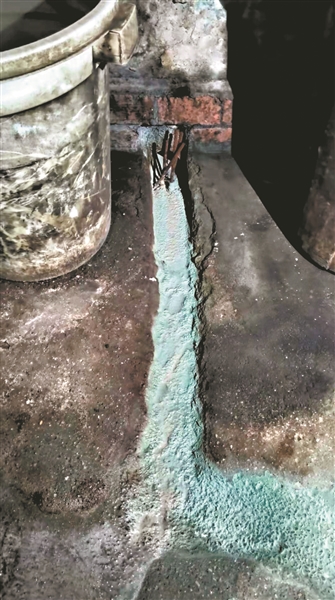 廣州兩家無證照排污企業(yè)直排藍(lán)色廢水被查處，兩人被刑拘